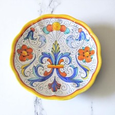 Italie. Deruta. Coupe ronde en faïence décor polychrome de fleurs, XXe