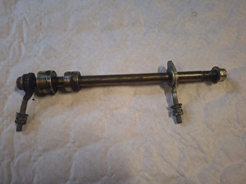 Axe roue arriere daelim 125 - de,