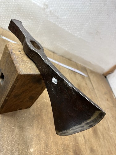 Hache forgée outil - forgée, ancien