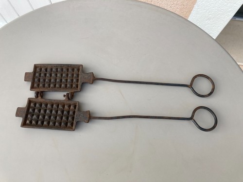 Ancien petit gaufrier fonte - en,