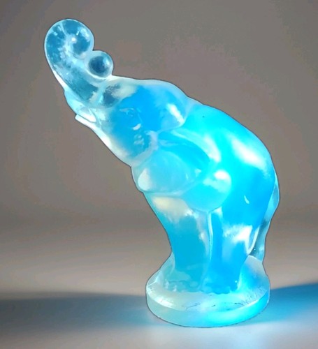 Statuette verre opalescent - ,