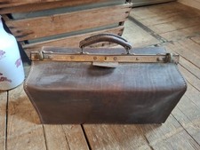 ancienne valise de medecin  en cuir - art populaire