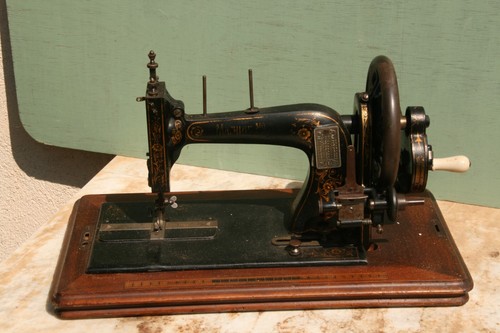 Machine coudre ancienne à - machine,