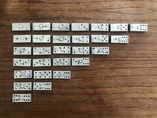 Ancien Jeu de dominos en métal - COMPLET - 28 pièces Dim 1 domino: 3,5 x 1,5 cm.