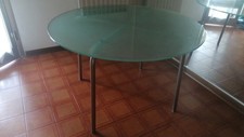 Table ronde moderne en verre satiné et métal 4 jambes 110 cm