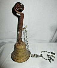 ANCIENNE CLOCHE A RESSORT   EN BRONZE AVEC CHAINE -ENTREE PORTE JARDIN .     TBE