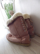 BOTTES FOURREES MOUTON UGG A ENFILER  TAILLE 39 LACETS DERRIERE