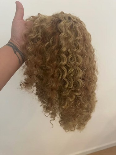 Une perruque bouclée blonde - bouclée,