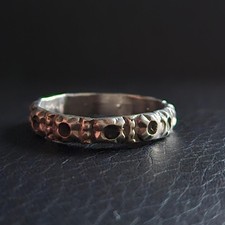 Bague argent massif pierres noires inscrites dans bossettes travaillées qualité