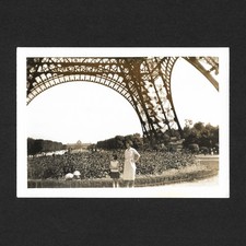 Au pieds Tour Effeil Paris