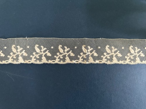 Dentelle ancienne fine - , sur