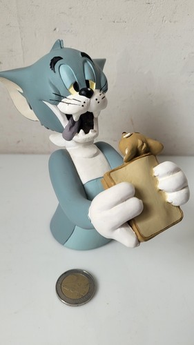 Tom eating jerry figurine - eating,