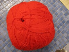 pelote de laine rouge Espace