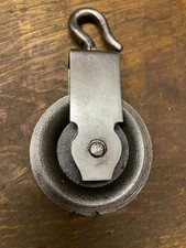 Ancienne  poulie en fer et