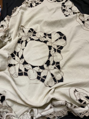 Nappe ancienne brodée
