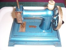 BABY CAST IRON TOY SEWING MACHINE