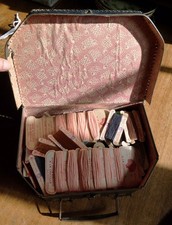 Valise ancienne avec mercerie lot de cartes soie helvétique laine St Pierre DMC