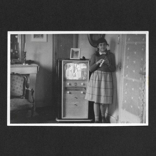 Fille pose allumée - pose, tv