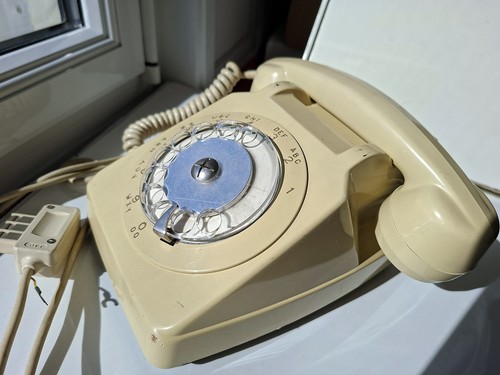 Ancien téléphone cadran - à,