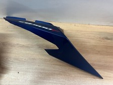 UN CARENAGE COQUE LATERAL