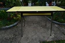 VINTAGE/Déco 1970 TABLE DE CUISINE EN FORMICA JAUNE