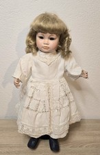 Grande poupée en porcelaine