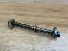 UN AXE DE ROUE ARRIERE MOTO