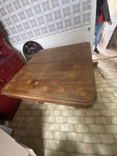 table ancienne avec de la