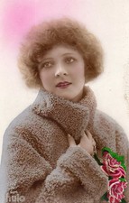 BE390 Carte Photo vintage card RPPC Femme woman manteau fourrure fleurs portrait