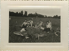 OLD PHOTO - VINTAGE SNAPSHOT - GROUP BIKE MEN BARE CHEST MUSCLE FUNNY - BIKE