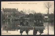 CPA Pré-en-Pail, Étang du Bois-Goude avec des personnes sur un radeau 