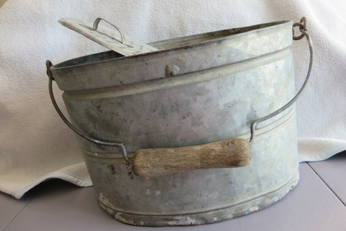 Ancien seau vif ou panier - à,