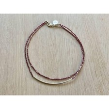 Collier de perles violettes à