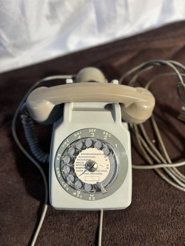 Ancien téléphone gris - gris, à