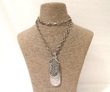 Scooter Paris, sautoir en chaine argentée, 2 pendentifs émaillés rose et noir