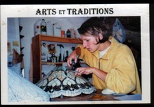 DAMPIERRE-EN-GRACAY (18) ARTISAN VERRIER au travail sur VITRAUX-LAMPE TIFFANY