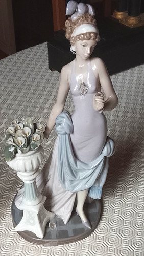 Figurine porcelaine femme l - porcelaine,
