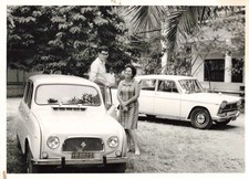 ANCIENNE PHOTOGRAPHIE COUPLE ET VOITURES ANCIENNES RENAULT 4