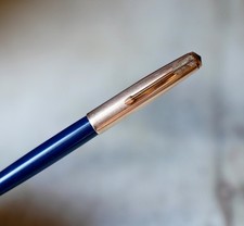 TRES BEAU STYLO PLUME PARKER 51 RESINE BLEU FONCE & PL. OR - PLUME OR EXTRA FINE