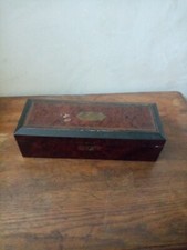 UNE BOITE A GANTS EN