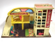 Vintage Fisher Price Little People Garage #930 – Early Wooden Base
