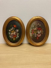 Paire de bouquets de fleurs huiles sur cartonnettes dans cadres ovales dorés