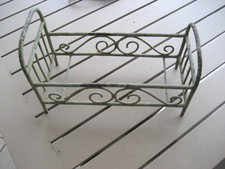 Petit lit  poupée en fer