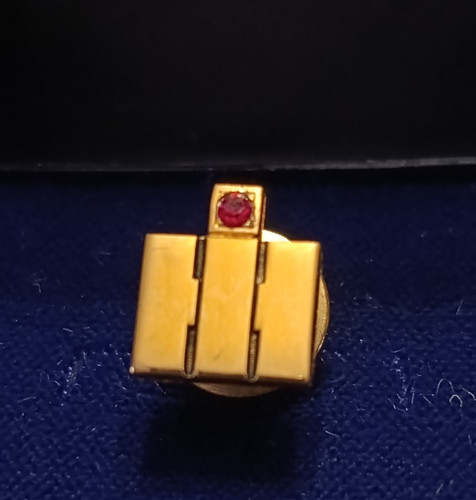 Pin boutonniere ih - pin's,