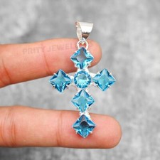 Pendentif croix topaze bleue