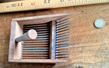 outils anciens,old tools,vieux outils,vintage, beau peigne à myrtilles...