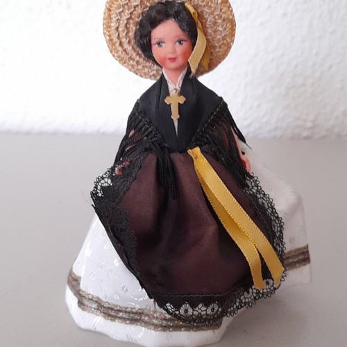 Poupée miniature costume