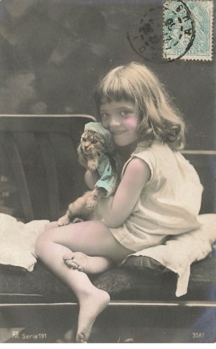 Enfant fillette assise sur - -,