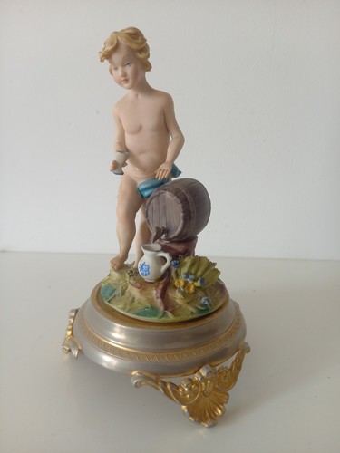 Sujet porcelaine sur socle - en,