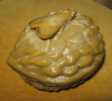 Boite noix en opaline crème